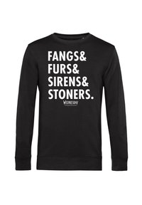 Felpa nera a maniche lunghe con testo bianco che recita "FANGS& FURS& SIRENS& STONERS." e un piccolo logo "Wednesday" sotto.