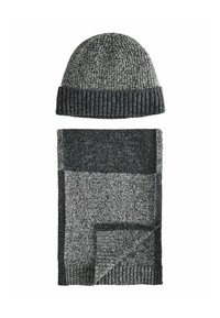 Stickad grå och svart mössa med ribbad kant och matchande scarf som har en enhetlig färgblock-design och en texturerad yta.