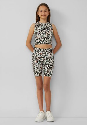 Ensemble deux pièces en imprimé léopard comprenant un crop top sans manches et un short assorti. Tissu extensible avec des accents pastel contrastants.