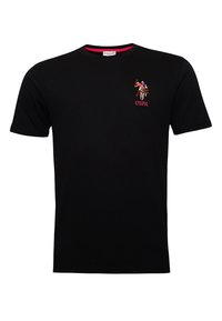 Camiseta de algodón negra con escote redondo, mangas cortas y un pequeño logo bordado con un jinete y "USPA" en rojo.
