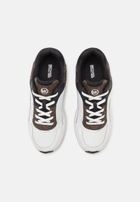 MICHAEL Michael Kors SAMI - Sporta apavi - brown