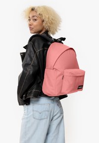 Eastpak DAY PAK'R - Malý batoh  - peach pink