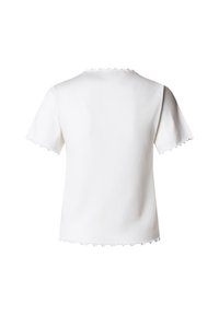 Λευκό τοπ με κοντά μανίκια και στρογγυλή λαιμόκοψη, με κυματιστά τελειώματα στα μανίκια και το τελείωμα. Κατασκευασμένο από απαλό, ριμπ ύφασμα.