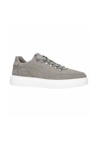 Grijze suède sneaker met een witte rubberen zool, voorzien van metalen veterogen en platte veters, een gebogen ontwerp en gestikte details langs de zijkanten.