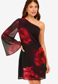 Lipsy ONE SLEEVE REGULAR FIT - Denné šaty - red floral