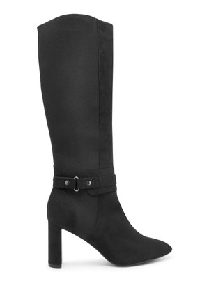 Schwarze High-Heel-Stiefel mit einem strukturierten Obermaterial, spitzer Zehenform und einem dekorativen, gurtähnlichen Riemen um den Knöchel. Glatte Oberfläche.