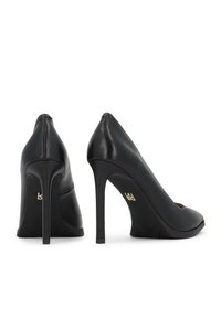 Melnas ādas augstpapēžu kurpes ar smailu purngalu, gludu tekstūru un stiletto papēdi. Iekļautas diskretas zīmola detaļas netālu no zoles.