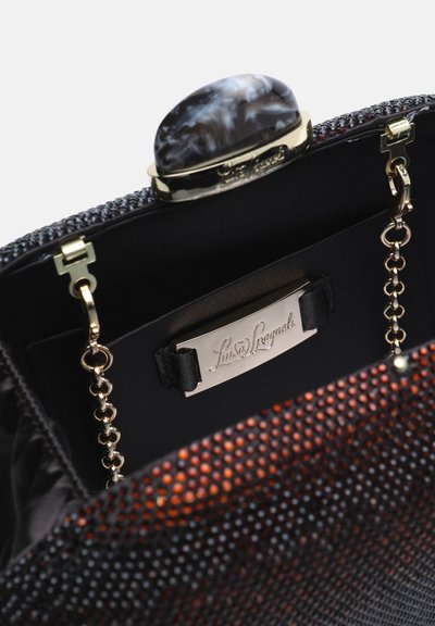 Pochette noire pailletée avec des anses en chaîne dorée, un fermoir en pierre marbrée, et une étiquette métallique gravée de Luis Ragnoli à l'intérieur.