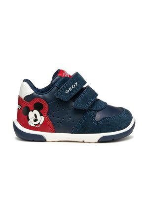 Baskets bleu marine en daim et matériaux synthétiques, ornées de perforations, d'accents rouges et d'un graphique de Mickey Mouse sur le côté.