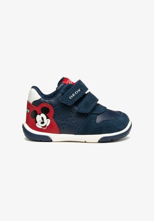 Marineblauwe sneaker van suede en synthetische materialen, voorzien van perforaties, rode accenten en een Mickey Mouse-grafiek op de zijkant.