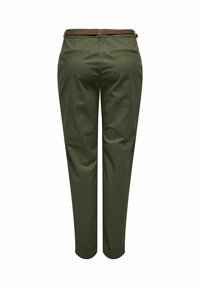 Pantaloni in cotone verde con cintura intrecciata marrone, dotati di due tasche posteriori e un taglio slim. Tessuto liscio, vestibilità sartoriale.