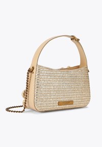 Gewoven leren tas van stro met een beige synthetische leren handvat. Voorzien van een kettingriem en een metalen logo plaat aan de voorkant. Rechthoekige vorm.