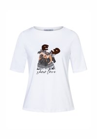 Weißes Baumwoll-T-Shirt mit kurzen Ärmeln, das einen Pug mit Geweih und einem gemusterten Schal zeigt, mit dem Text "Liebe zeigen" unter dem Bild.