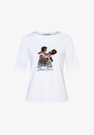 Weißes Baumwoll-T-Shirt mit kurzen Ärmeln, das einen Pug mit Geweih und einem gemusterten Schal zeigt, mit dem Text "Liebe zeigen" unter dem Bild.