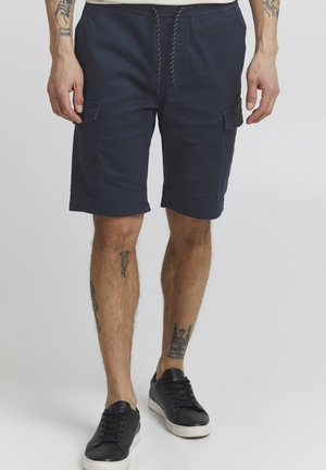 Marinefarbene Cargo-Shorts mit einem elastischen Bund, vorderem Kordelzug und Seitentaschen. Hergestellt aus atmungsaktivem Stoff mit einer glatten Textur.