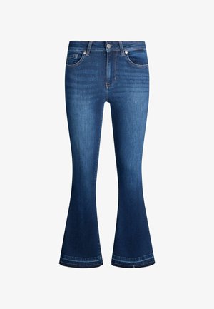 Ciemnoniebieskie dżinsy z rozszerzanymi nogawkami, z pięcioma kieszeniami, zapięciem na guziki i zamek błyskawiczny oraz kontrastowym szwem wzdłuż szwów. Gładka tekstura.