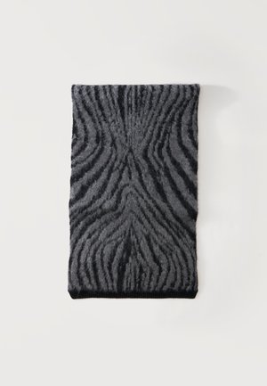 Écharpe gris foncé et noire avec une texture duveteuse et un motif rayé ondulé abstrait, posée à plat sur un fond blanc.