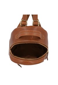 Ruskea nahkareppu, jossa on pyöreä muotoilu, kullansävytteiset yksityiskohdat, ylhäällä oleva kahva ja vetoketjukiinnitys, joka paljastaa ruskean sisäosan.