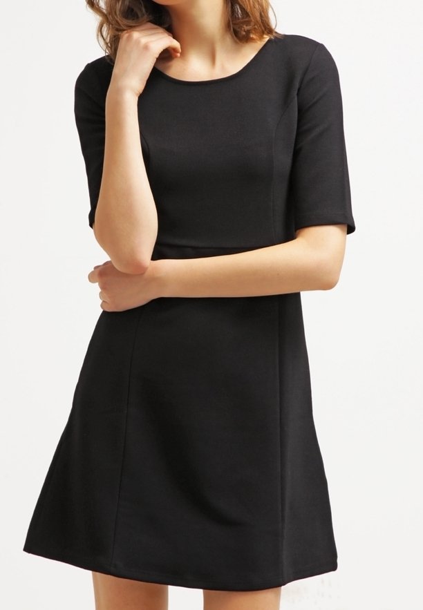 Černé šaty s krátkým rukávem, kulatým výstřihem, vypasovanou sukní a rozšířeným spodním dílem. Hladká tkanina, délka po kolena, minimální švy.