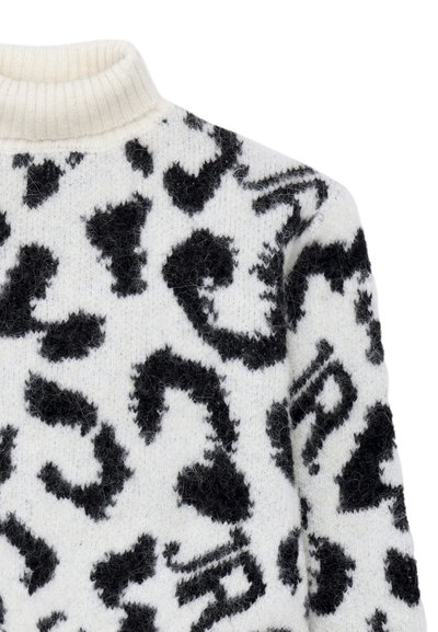 Maglione con un alto colletto bianco a costine; texture morbida; presenta una stampa animale astratta nera su uno sfondo avorio.