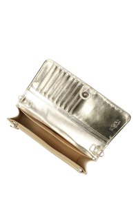 Cartera metálica dorada con múltiples ranuras para tarjetas y un compartimento con cremallera. Textura suave y cierre a presión; logotipo de la marca visible en el lateral.