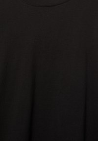 T-shirt nera realizzata in morbido cotone, con collo a giro e texture liscia, senza pattern o accenti visibili.