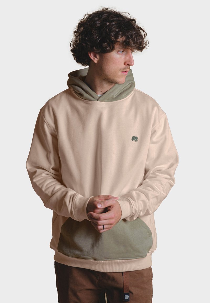 Sudadera beige con capucha verde y bolsillo, con un pequeño logo de elefante en el pecho. Tela suave con puños y dobladillo acanalados.