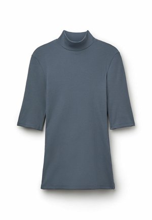 Maglietta a maniche corte grigia scura a coste con collo alto finto, mostrata stesa su uno sfondo bianco.