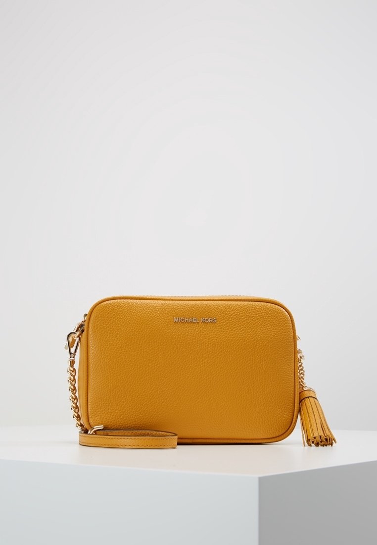 Gul læder crossbody taske med en tekstureret overflade, guldhardware og en dekorativ kvast. Har en aftagelig rem og prægede logo.