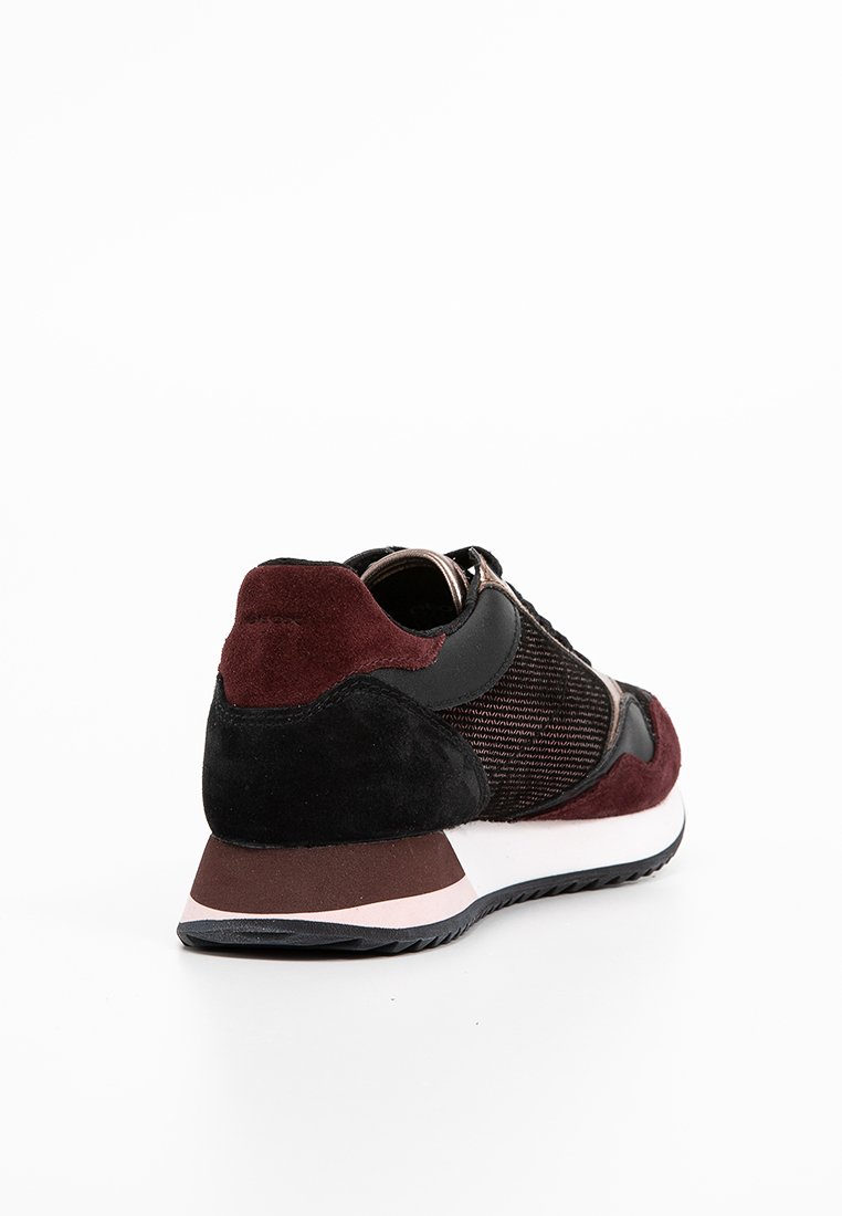 Burgunderfarbene und schwarze Sportschuhe mit einer strukturierten Oberseite, Wildlederelementen und einer weißen Zwischensohle mit einer schwarzen Gummiaußensohle.