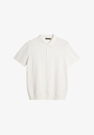 Lyhythihainen polo, valmistettu vaaleanruskeasta neulottu materiaali, jossa on klassinen kaulus, kolme napinläpeä ja hieman resorimainen helma.