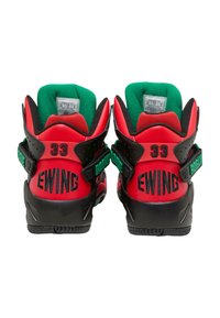 Rote und schwarze Basketballschuhe mit grünen Akzenten, die ein High-Top-Design, Fersenriemen und große "EWING"-Markierung auf der Rückseite aufweisen.