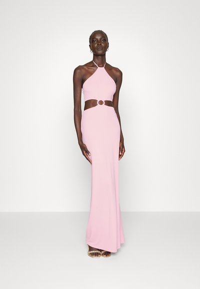 Vestido rosa de alça com uma cintura recortada apresentando um detalhe redondo. Material liso e ajustado que se estende até ao chão.