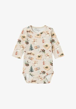 Bawełniany bodysuit dla niemowląt z długim rękawem w kolorze beżowym, zdobiony nadrukiem prezentów, drzew iglastych i bałwanków, z zatrzaskami u dołu.