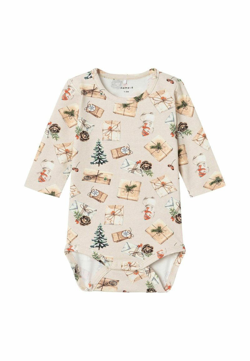 Långärmad babybodysuit i beige med ett tryckt mönster av presenter, granar och snögubbar, med tryckknappar i botten.