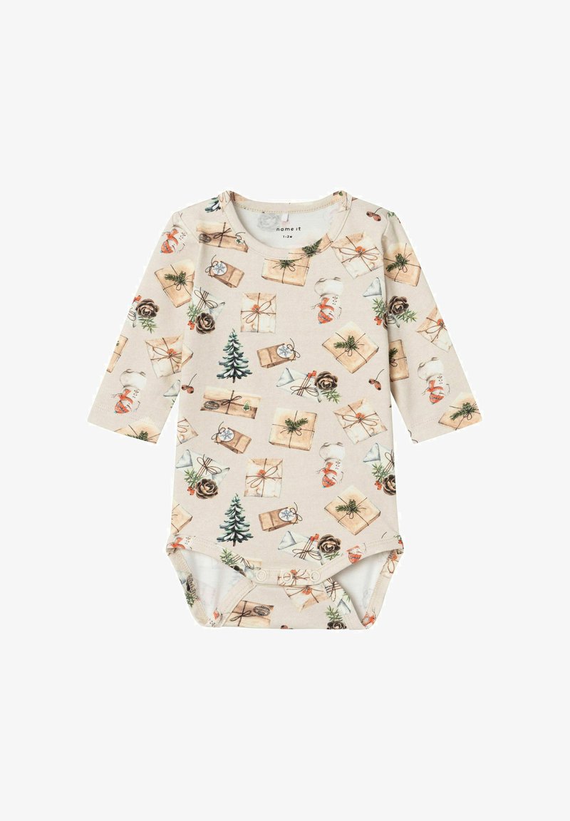 Bawełniany bodysuit dla niemowląt z długim rękawem w kolorze beżowym, zdobiony nadrukiem prezentów, drzew iglastych i bałwanków, z zatrzaskami u dołu.