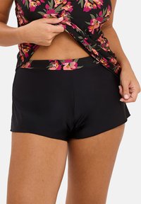 Shorts de bain noirs avec une ceinture à motifs floraux, offrant une texture douce et lisse ainsi qu'une coupe ajustée. Longueur mi-cuisse.