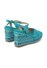 Sandalias de cuña de ante color turquesa con un diseño de tiras cruzadas, detalles tejidos embellidos y acentos de cuentas en la plataforma texturizada.