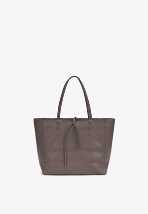 Bruine leren tote bag met textuur, twee handvatten en een eenvoudige geknoopte banddetails op het midden van de voorkant.