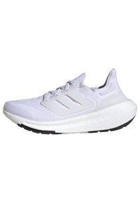 Witte sportieve schoen met een gebreide bovenkant, een ontwerp met drie strepen, een gevoerde zool en een zwarte rubberen loopzool. Soepele textuur met minimale accenten.