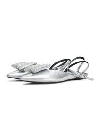 Scarpe flat metalliche argento con punte affusolate, dotate di un accento a fiocco testurizzato nella parte anteriore e cinturini posteriori regolabili.