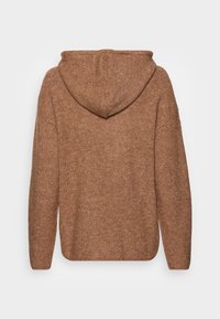 Bruine gebreide hoodie met een gestructureerde afwerking, een capuchon en geribde boorden. Heeft een ontspannen pasvorm en een zoom die net onder de taille valt.