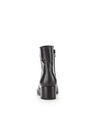 Botines de cuero negro hasta el tobillo con punta redonda y tacón grueso. Cuentan con una cremallera lateral y un acabado liso, ligeramente texturizado.