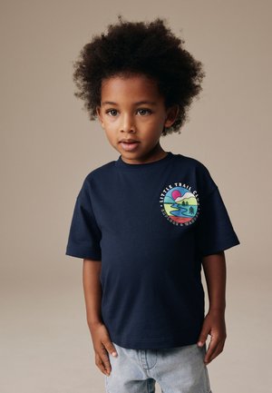 Next, REGULAR FIT - SHORT SLEEVE BACK PRINT T-SHIRT  . - Trükipildiga T-särk - navy blue trail scene