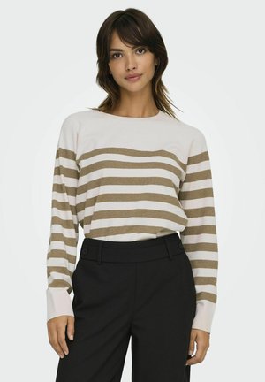 Leicht gestreifter Pullover mit horizontalen beigefarbenen und weißen Streifen, rundem Ausschnitt und langen Ärmeln, kombiniert mit hochgeschnittenen schwarzen Hosen.