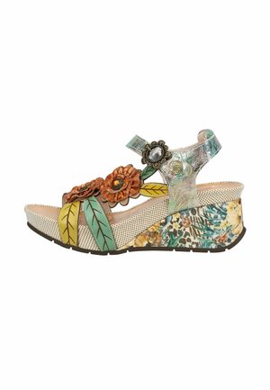 Klínová sandála s podpatkem z květinové látky, zelenými a žlutými listovými pásky, hnědými květinovými ozdobami a kovovým páskem kolem kotníku s květinovou sponou.