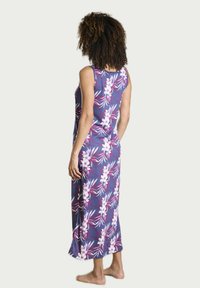 Robe maxi en violet avec un imprimé floral. Design sans manches, tissu doux, silhouette fluide et ourlet longueur cheville.