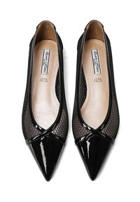 Ballerine nere a punta con finitura in vernice e tomaia in rete. Presentano una soletta testurizzata e un design elegante e leggero.