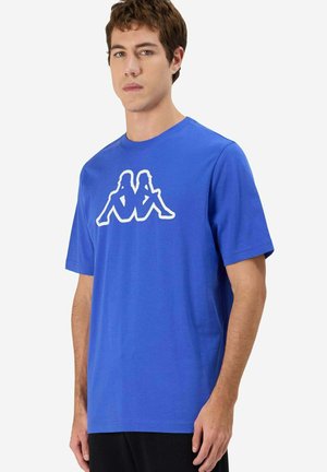 T-shirt in cotone blu con collo a giro, maniche corte, con una grafica bianca che rappresenta due figure sedute centrata sulla parte anteriore.