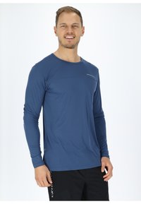 Maglietta atletica a maniche lunghe di colore blu, realizzata in tessuto traspirante, con scollatura a girocollo e un sottile design a righe orizzontali.